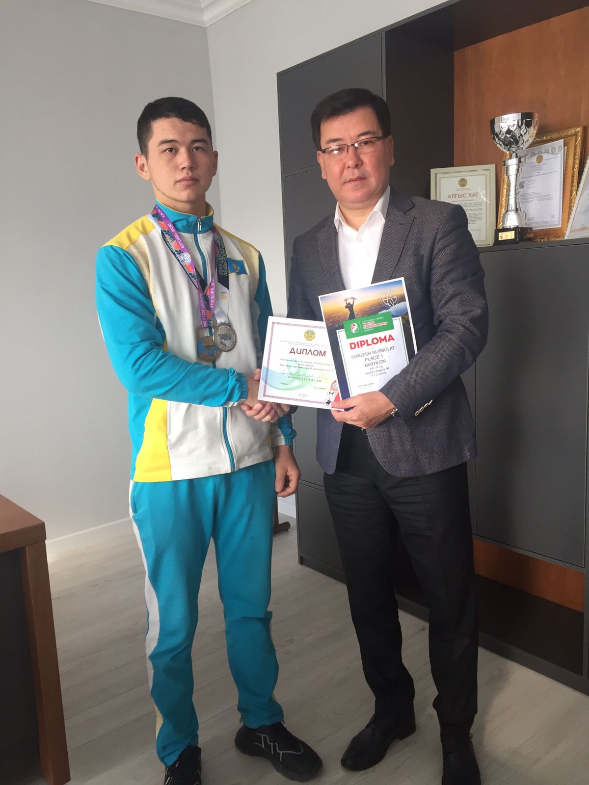 «Дене шынықтыру және спорт» білім беру бағдарламасының 2 курс студенті Ергеш Нұрболат Венгрияда өткен гір тасын көтеруде әлемнің 21 мемлекетінің арасында 1 орынды алып 3 дүркін чемпион атанды