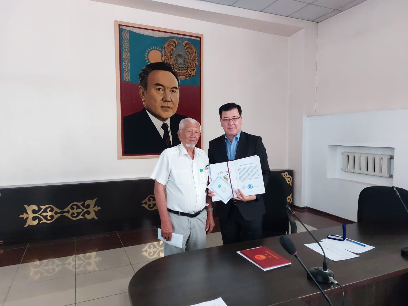 Шымкент университетінің суретшісі Төлеби аудандық мәдениет, тілдерді дамыту, дене шынықтыру және спорт бөлімінің «Бейнелеу өнеріне сіңірген еңбегі үшін» медалімен марапатталды.