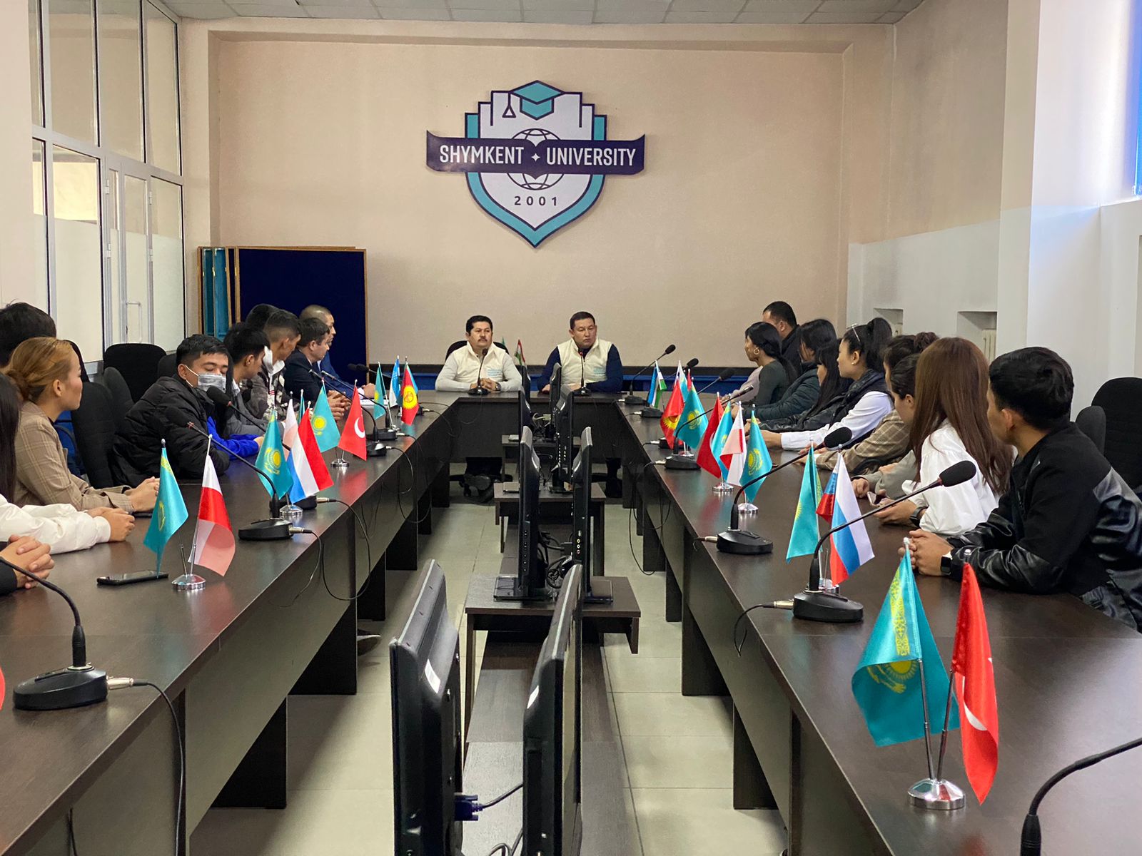 МОЛОДЕЖЬ ПОДДЕРЖИВАЕТ ТОЛЬКО КАЗАХСТАН.