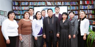 Шымкент университетінің білім алушылары Қазақстан Жазушылар Одағының мүшесі  Абай Қалшабекпен кездесті.